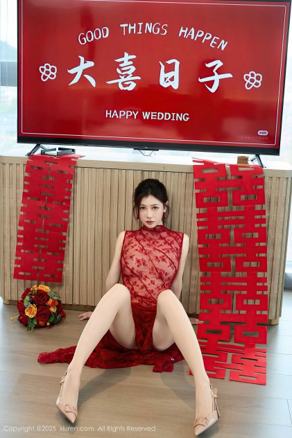 丰满的秘书年轻胸大的秘书